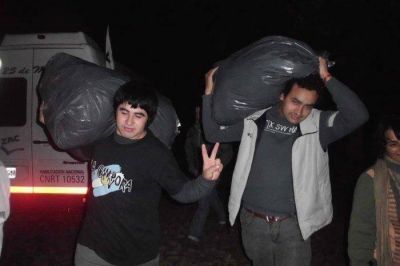Jornada solidaria de La C�mpora en Azul por las Inundaciones