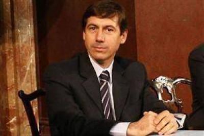 Naidenoff renuncia como presidente del bloque de senadores radicales
