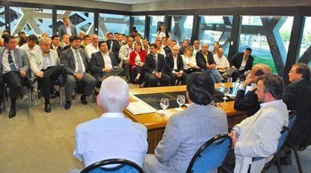 Tras las cr�ticas de intendentes radicales, el Gobierno paraliz� Mesa Provincia-Municipios