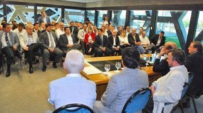 Tras las cr�ticas de intendentes radicales, el Gobierno paraliz� Mesa Provincia-Municipios
