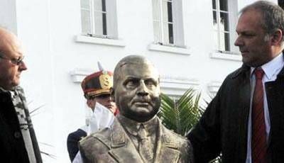 El busto de Mosconi volvi� a estar en el lugar que tenia que estar