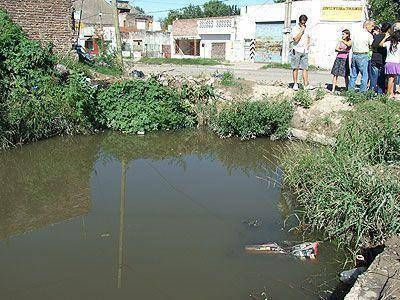  VILLA FIORITO | LOS VECINOS RECLAMAN UNA BOMBA DE DESAGOTE    Empezaron las obras de limpieza en el arroyo Unamuno