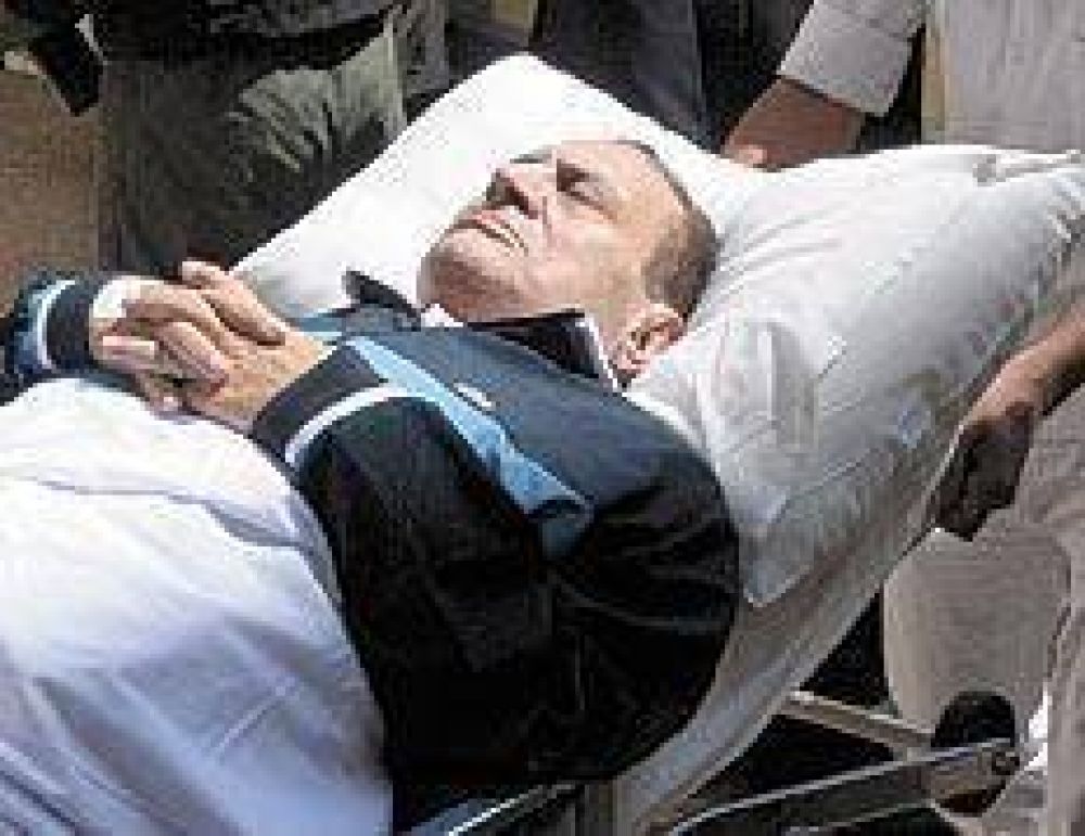 Mubarak reclama su pijama azul