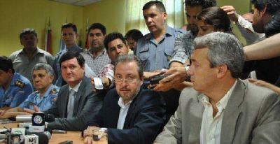El Gobierno primero "chicane�" y ahora devolver� los descuentos a polic�as