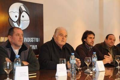 Reclaman "soluci�n pol�tica"para el conflicto que afecta a todo el puerto