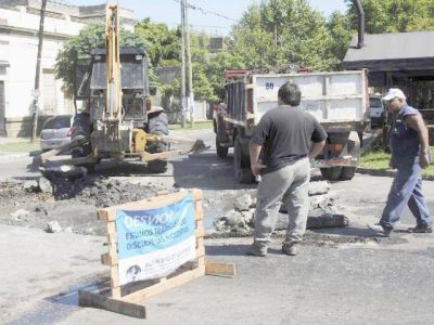 QUILMES Contin�an los trabajos de bacheo