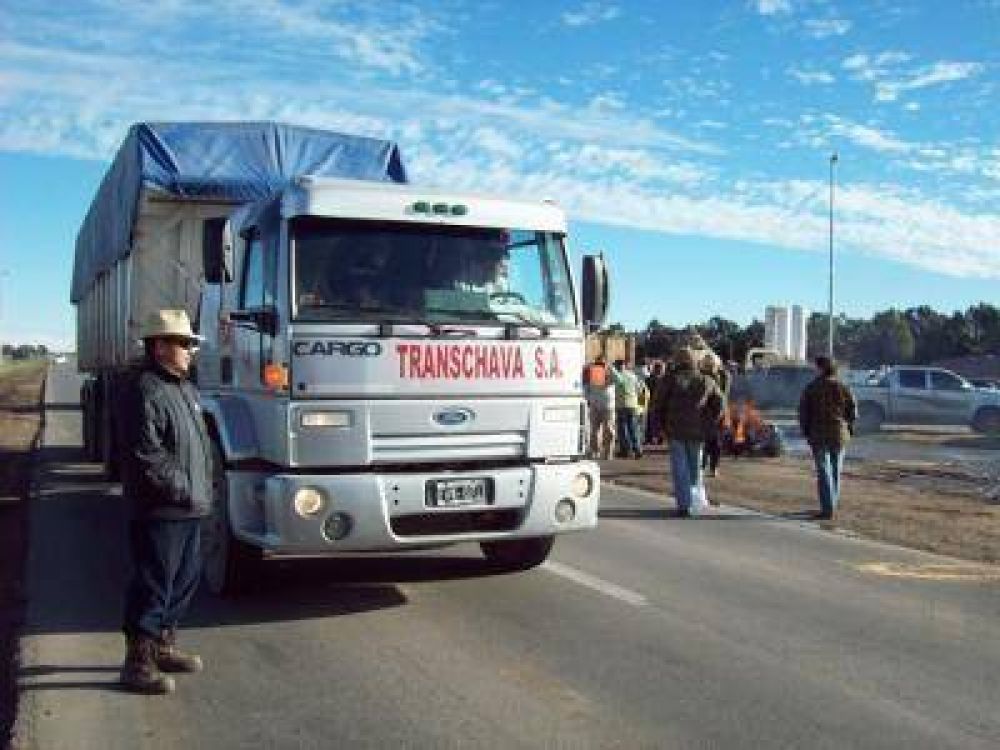 Chacareros realizan control de cargas en rutas 3 y 85