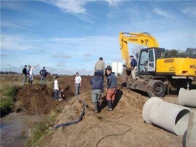 La Municipalidad trabaja en el acondicionamiento de canales en los barrios