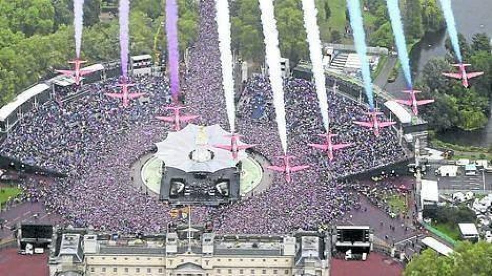 El homenaje a la Reina revel� una monarqu�a renovada