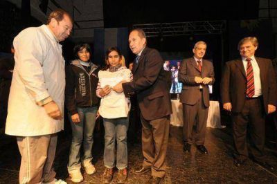 Descalzo y Horacio Gonz�lez entregaron becas de estudio