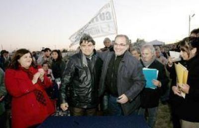 Firmaron convenios para construir 52 viviendas en El Emporio del Tanque