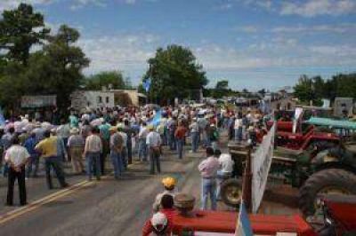 Nutrida concentraci�n en Basail, tras cuatro d�as de paro agropecuario