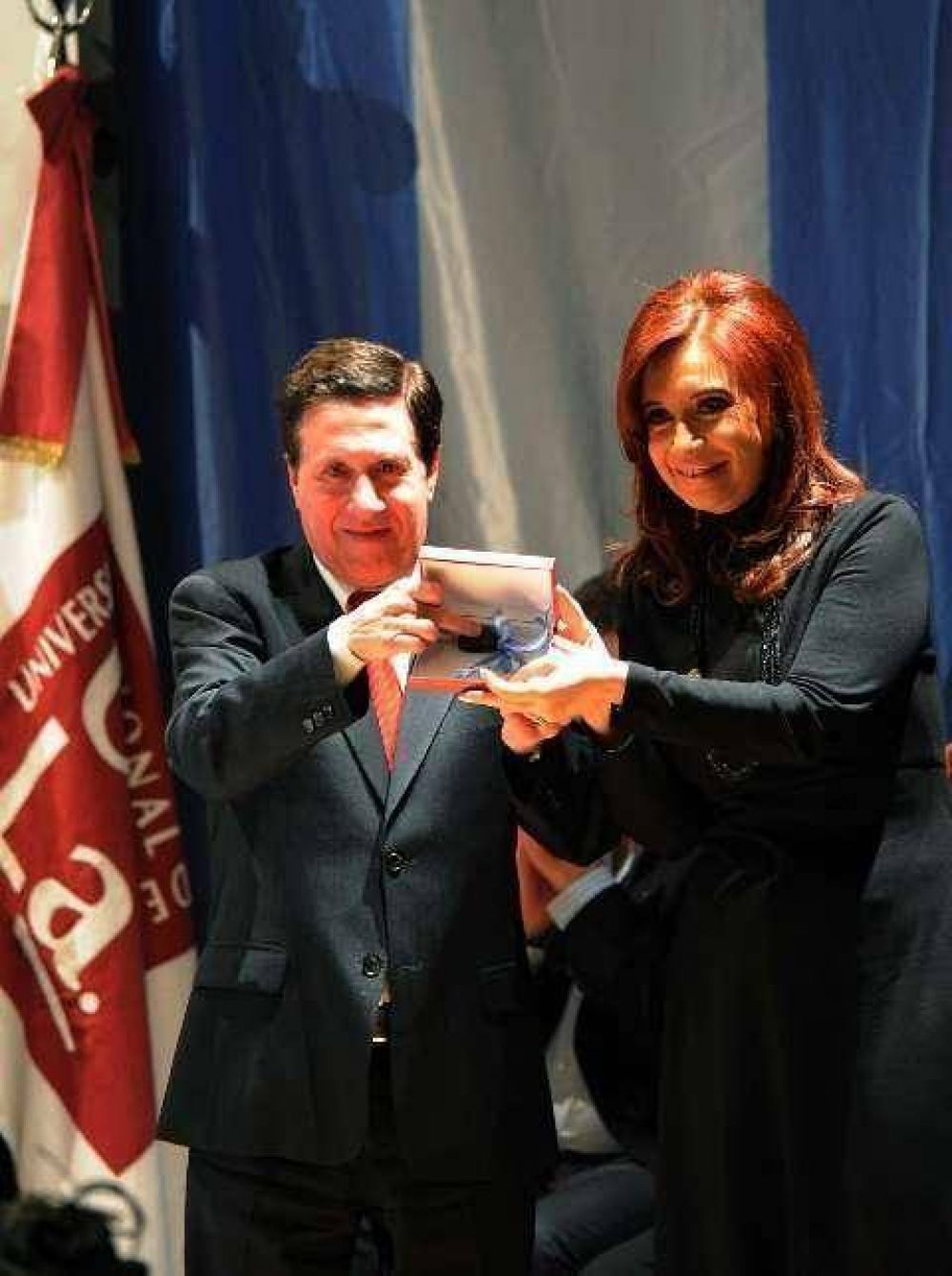 CRISTINA EN LANUS: PROTECCION A INDUSTRIAS "ES PARA CRECER Y NO PARA APROVECHARSE DEL PR�JIMO"