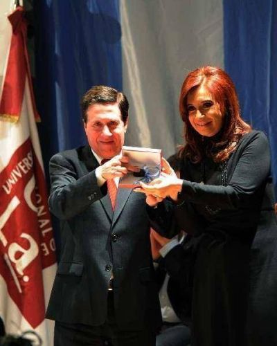 CRISTINA EN LANUS: PROTECCION A INDUSTRIAS "ES PARA CRECER Y NO PARA APROVECHARSE DEL PR�JIMO"