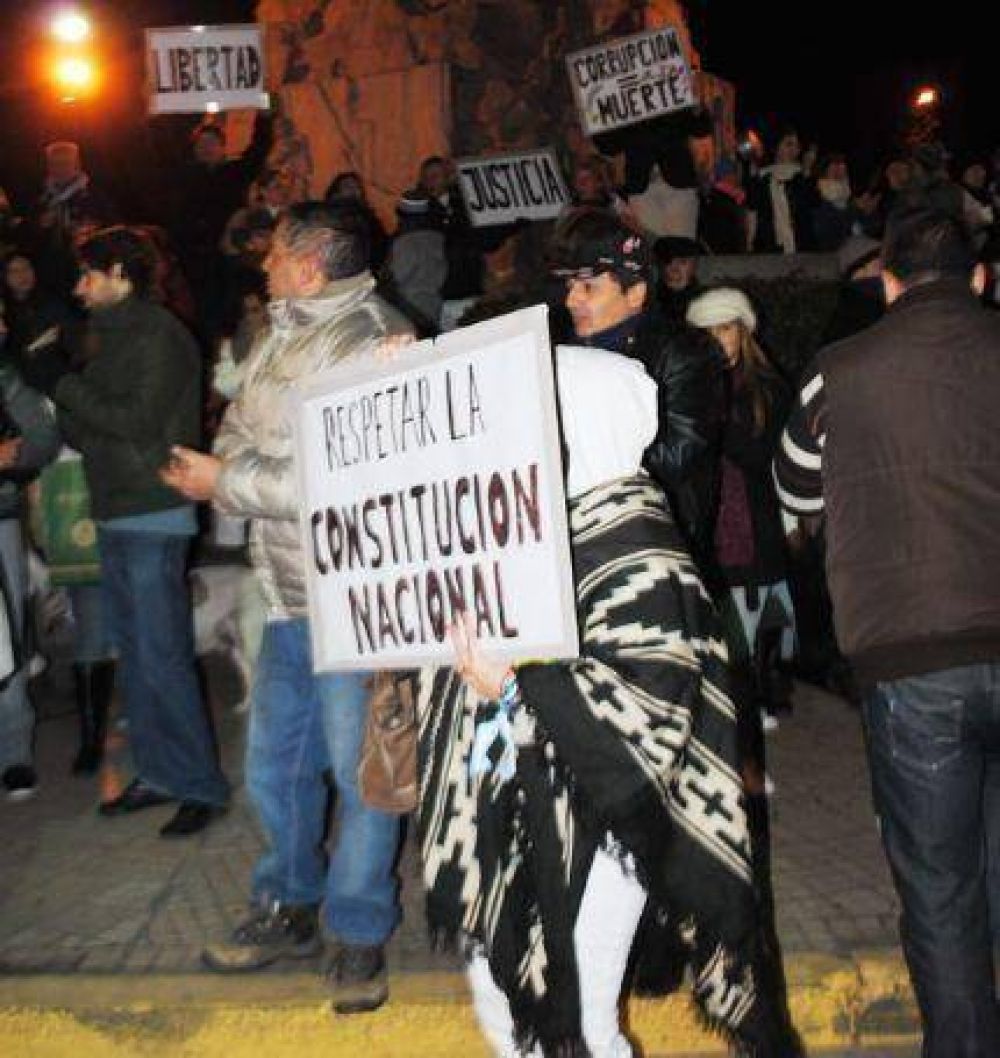 La gente sali� a la calle y volvi� a gritar �Que se vayan! en una movilizaci�n frente el Hermitage y el Monumento a San Mart�n