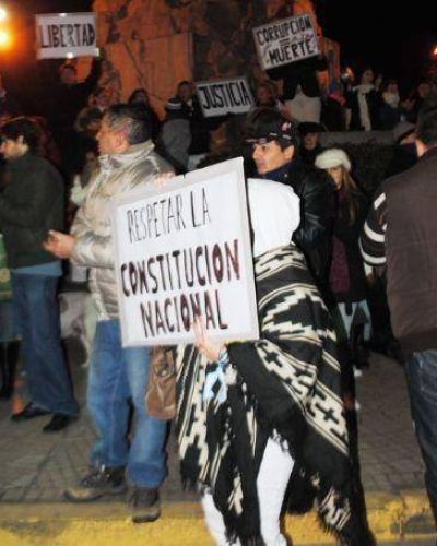 La gente sali� a la calle y volvi� a gritar �Que se vayan! en una movilizaci�n frente el Hermitage y el Monumento a San Mart�n