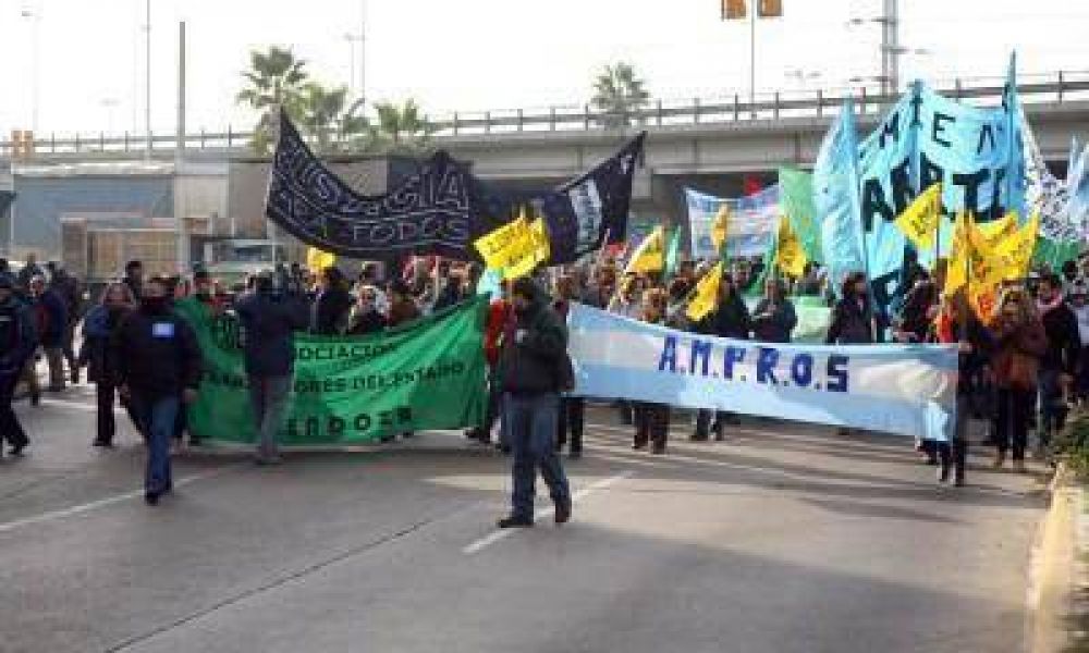Se juntaron todos los gremios y marcharon a la Legislatura con una bater�a de reclamos