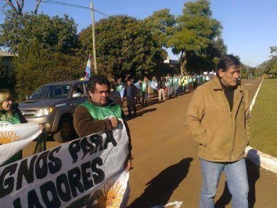 ATE march� con los vecinos de Azara en contra de Garab�