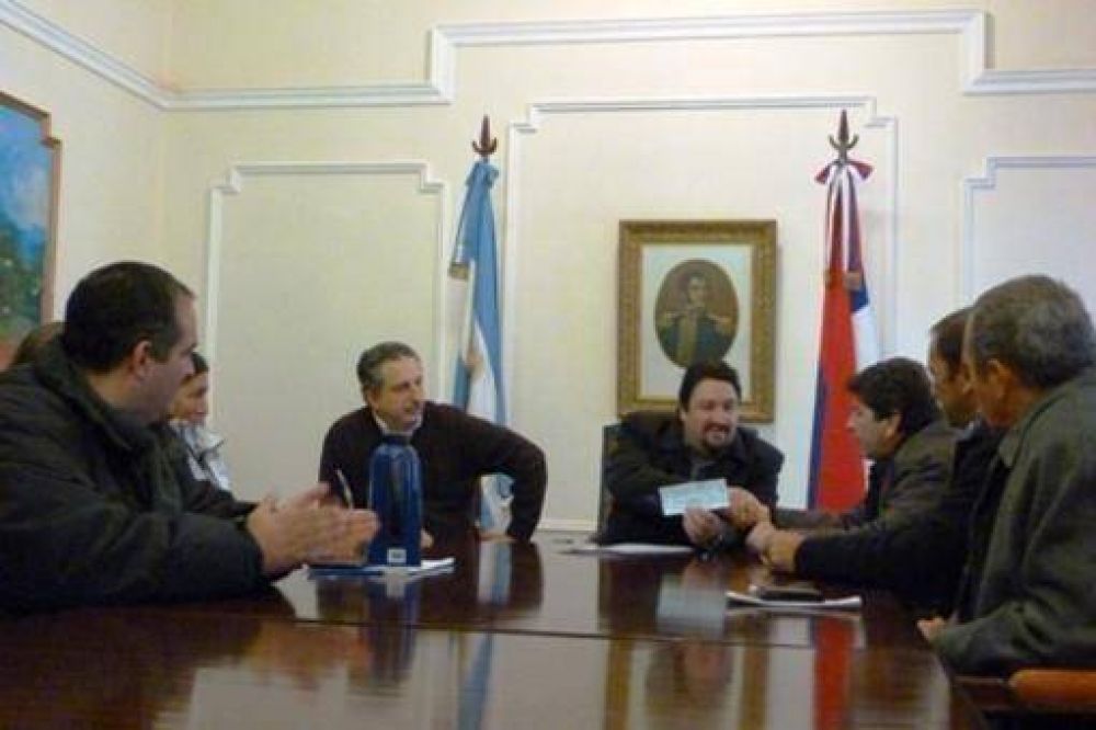 Closs entreg� un cheque por 100.000 pesos al presidente de Guaran� Antonio Franco
