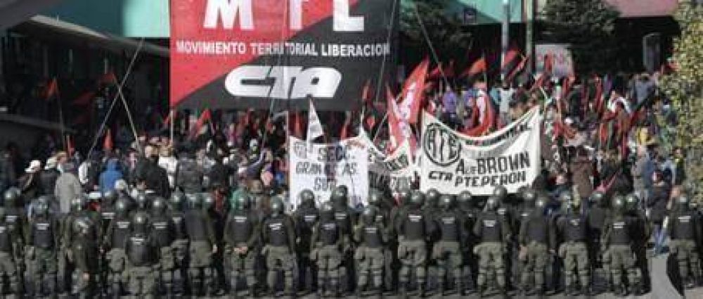 Con apoyo de la CGT, la marcha de la CTA rebelde lleg� a Plaza de Mayo