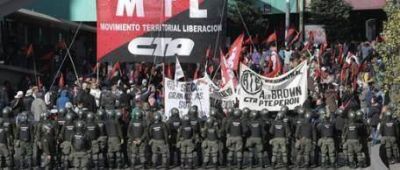 Con apoyo de la CGT, la marcha de la CTA rebelde lleg� a Plaza de Mayo
