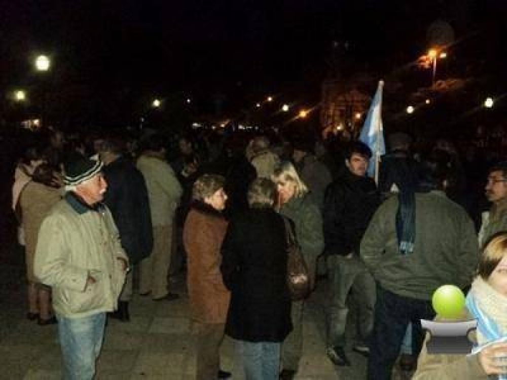 PRODUCTORES RURALES DE BRAGADO SE REUNIORON FRENTE A LA MUNICIPALIDAD