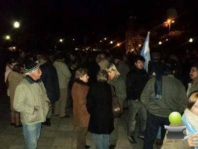 PRODUCTORES RURALES DE BRAGADO SE REUNIORON FRENTE A LA MUNICIPALIDAD