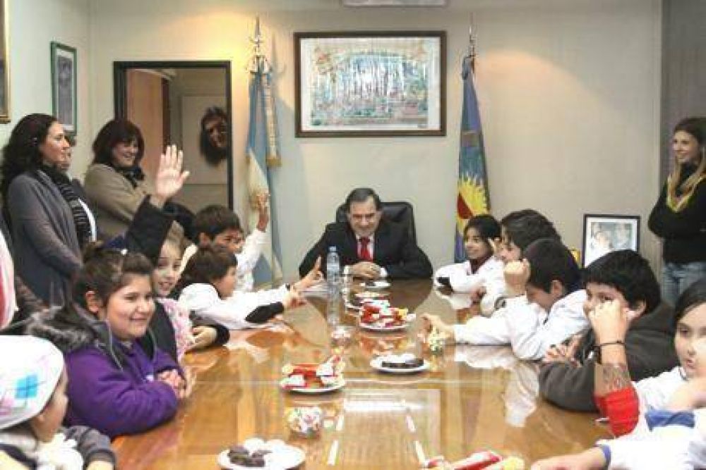 Alumnos de la Escuela N� 1 visitaron al intendente