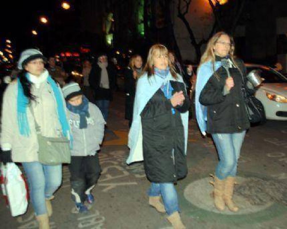 La gente sali� a la calle y volvi� a gritar �Que se vayan! en una movilizaci�n frente el Hermitage y el Monumento a San Mart�n