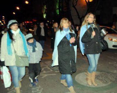 La gente sali� a la calle y volvi� a gritar �Que se vayan! en una movilizaci�n frente el Hermitage y el Monumento a San Mart�n
