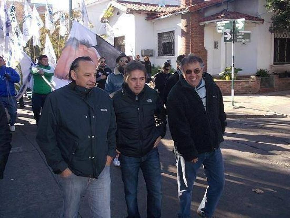 Lorenzino, la CGT y la CTA en una marcha por los fusilados de Su�rez