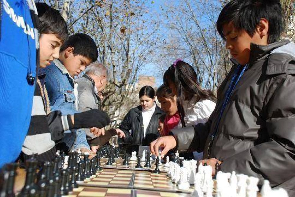 Las Escuelas Municipales de Ajedrez en un torneo al aire libre