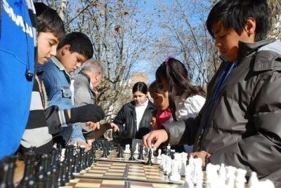 Las Escuelas Municipales de Ajedrez en un torneo al aire libre