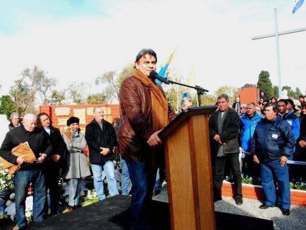 Homenaje a los ca�dos en el 56
