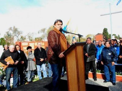 Homenaje a los ca�dos en el 56