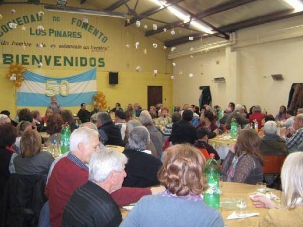 La Sociedad de Fomento Los Pinares culmin� la semana de festejos por su 50� aniversario