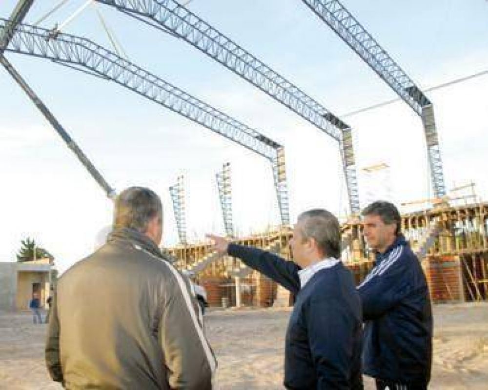 Lauritto recorri� las obras del estadio cubierto en el CEF
