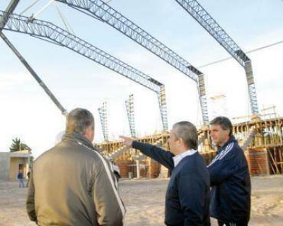 Lauritto recorri� las obras del estadio cubierto en el CEF