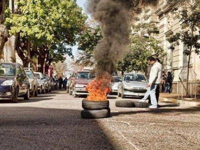 Remiseros realizaron fuerte protesta frente al municipio de Gualeguaych�