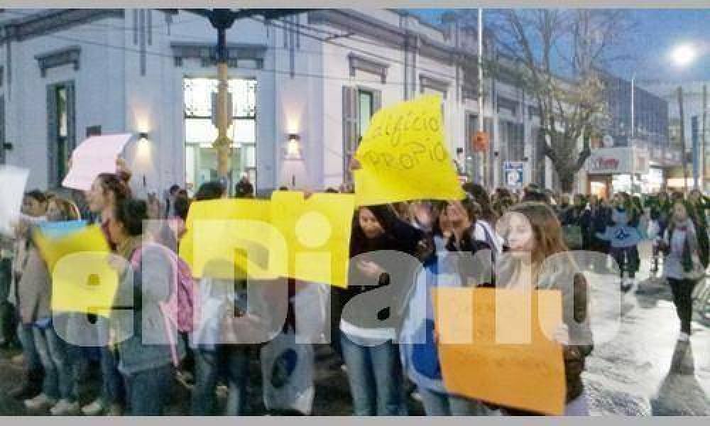 Las futuras maestras se hicieron o�r fuerte en el centro de Pilar