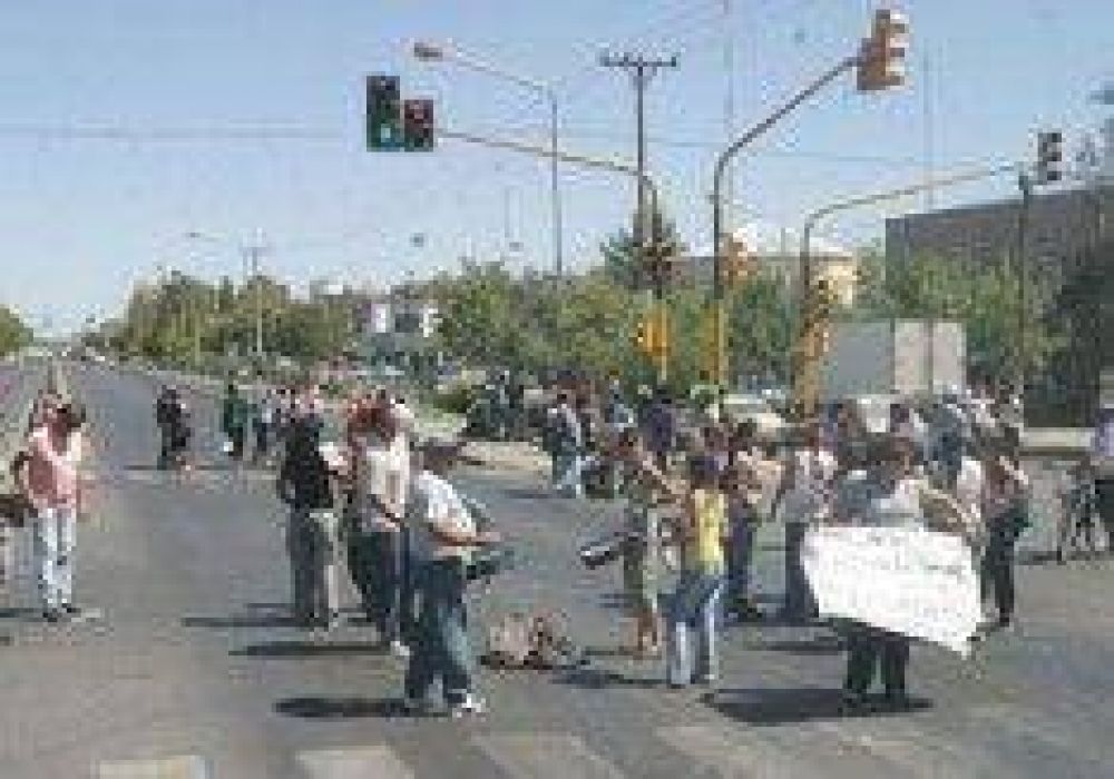 Estatales protestaron en la ruta.