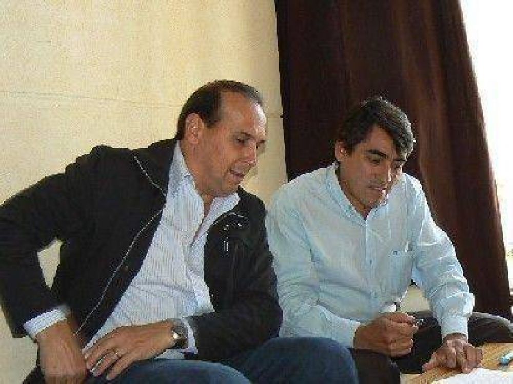 Intendentes firman convenios por obras h�dricas