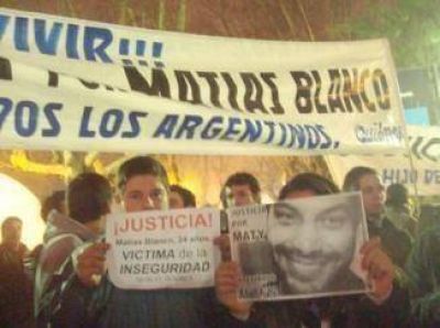 Familiares del joven Mat�as Blanco reclamaron seguridad en plaza San Mart�n