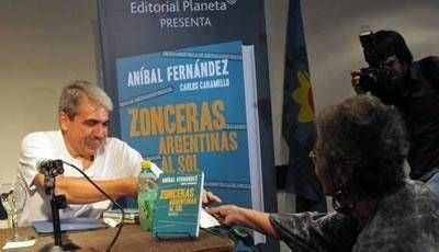 Anibal Fern�ndez presenta su libro y realiza una charla con los militantes en Trelew