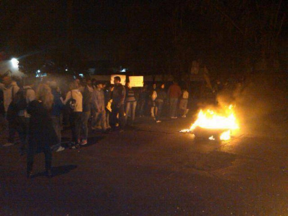  QUILMES: Padres, docentes y ex alumnos de la Media 9 cortaron Avenida Pasco a la altura de La Paz