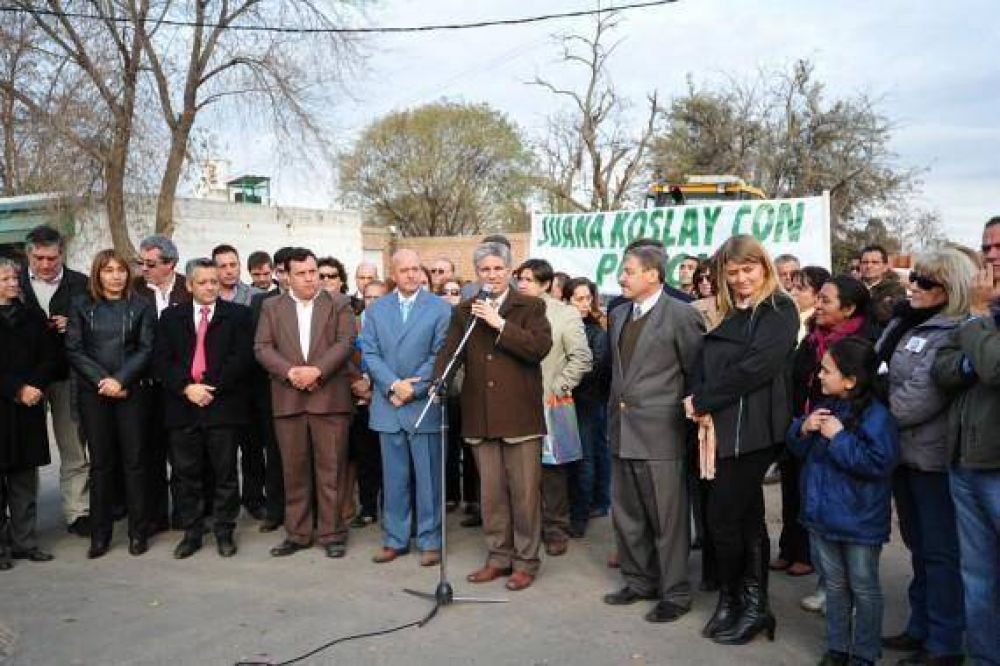 Comenz� la segunda etapa de pavimento de calles urbanas en Juana Koslay