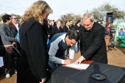 Impulso al deporte: el Gobierno cedi� un terreno al Club Deportivo Social y Cultural �El Chorrillo�