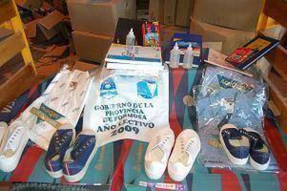 Prosigue entrega de kits escolares por parte del gobierno provincial