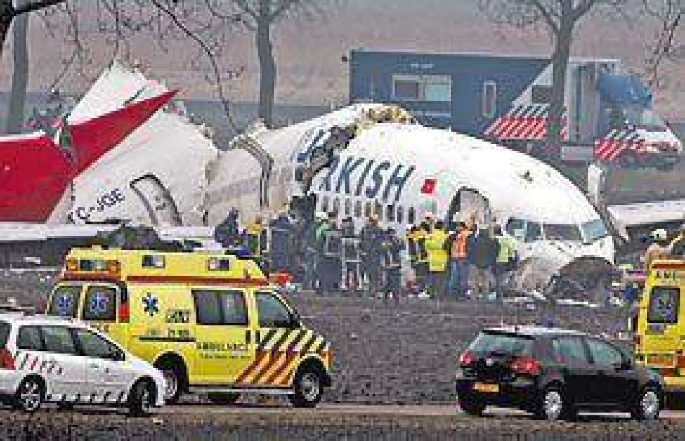 Cay� un avi�n en Holanda con 135 pasajeros y hay s�lo 9 muertos