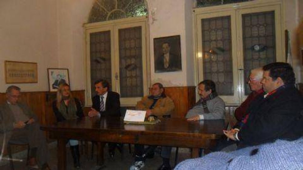 Alfons�n se reuni� con radicales de la regi�n